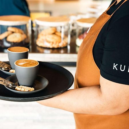 Pullman Auckland Airport Ξενοδοχείο Εξωτερικό φωτογραφία A server holding a tray of coffee