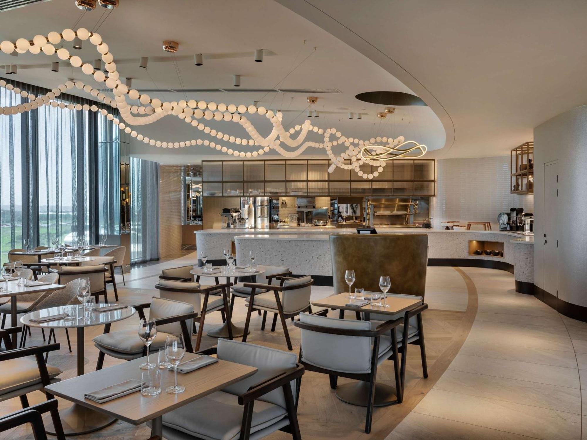 Pullman Auckland Airport Ξενοδοχείο Εξωτερικό φωτογραφία The restaurant at the top of the hotel