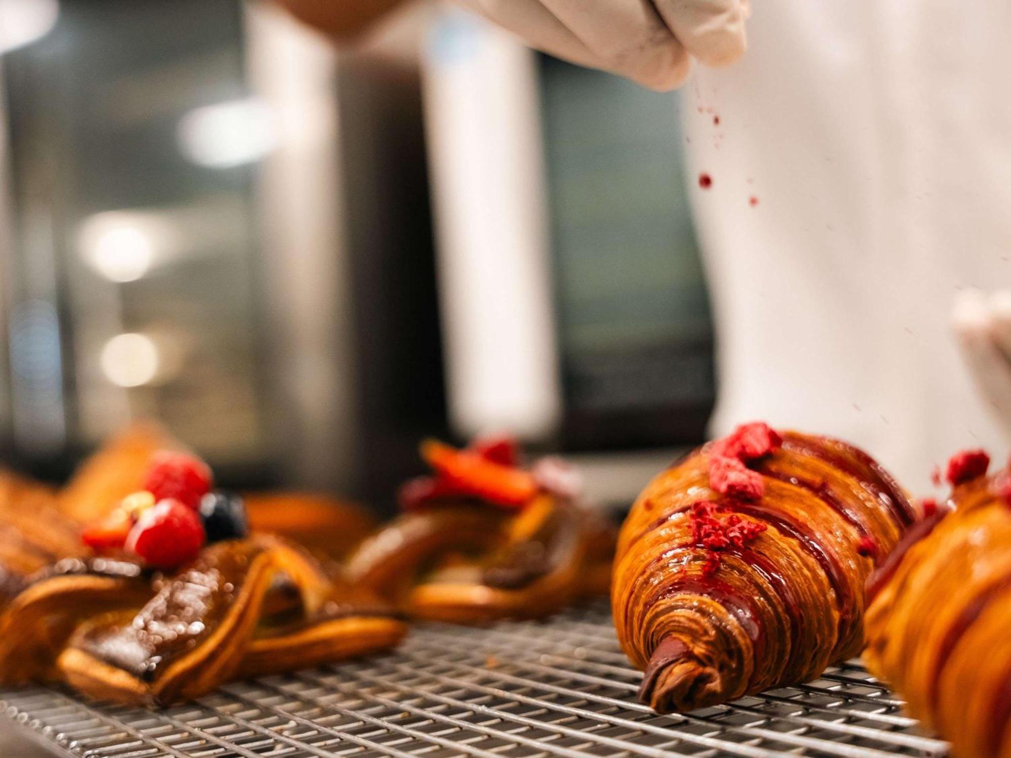 Pullman Auckland Airport Ξενοδοχείο Εξωτερικό φωτογραφία Croissants being dusted with powdered sugar