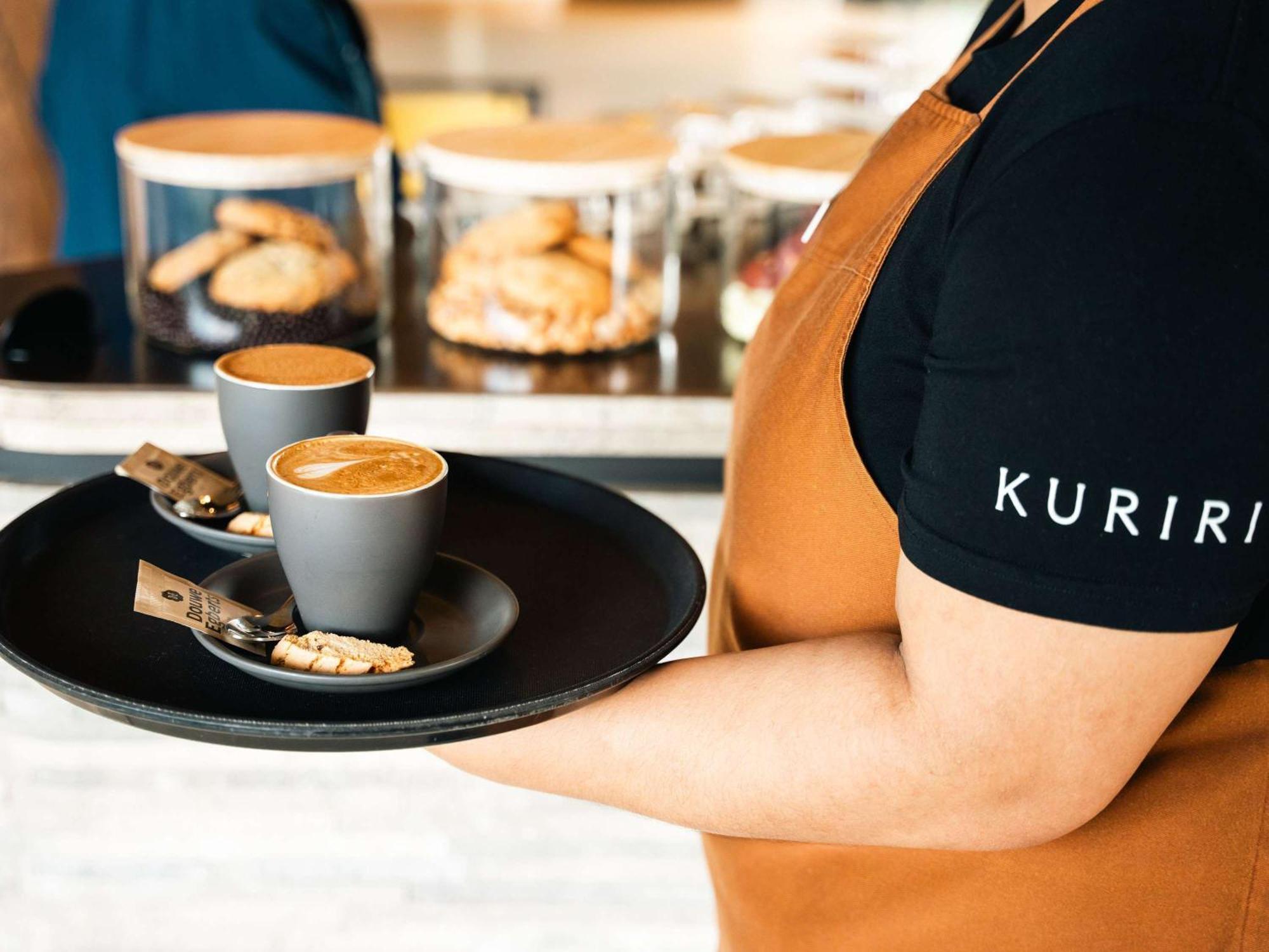 Pullman Auckland Airport Ξενοδοχείο Εξωτερικό φωτογραφία A server holding a tray of coffee